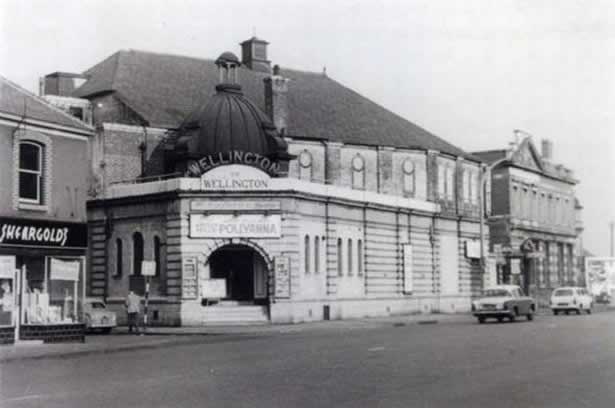 manor lounge